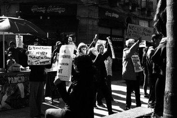 Los manifestantes se reunieron en la plaza central con máscaras. Los manifestantes se reunieron en la plaza central con máscaras.