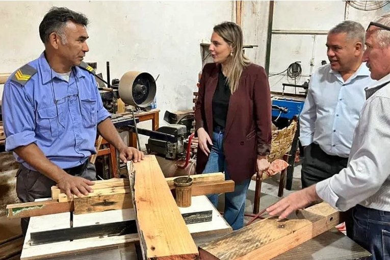 Escuelas de Concordia recibirán muebles restaurados por internos de la Unidad Penal