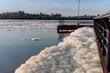 Grandes cantidades de espuma se visualizaron sobre la costa del río. Grandes cantidades de espuma se visualizaron sobre la costa del río.