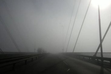 La visibilidad sobre el puente se vio severamente reducida. La visibilidad sobre el puente se vio severamente reducida.