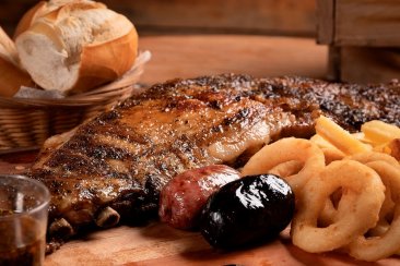 El menú está centrado en su tradicional asado a la estaca. El menú está centrado en su tradicional asado a la estaca.