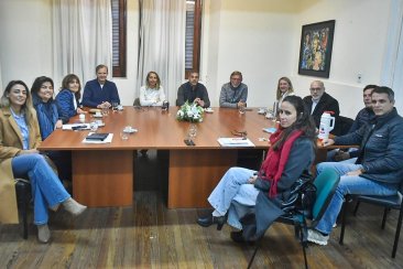 Los diputados juntos a los precandidatos en la reunión de este viernes Los diputados juntos a los precandidatos en la reunión de este viernes
