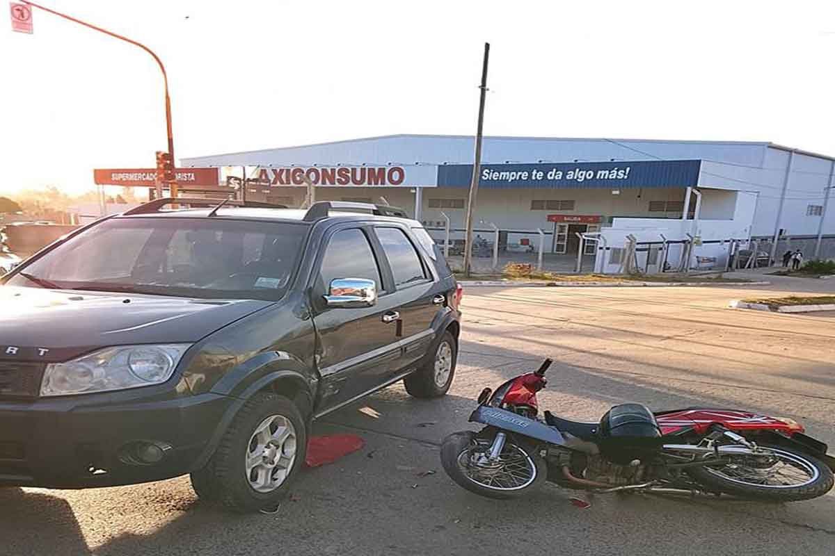 El impacto ocurrió en una esquina semaforizada de avenida San Lorenzo.