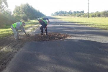 Perconal municipal realizamdo reparaciones en el camino de acceso. Perconal municipal realizamdo reparaciones en el camino de acceso.