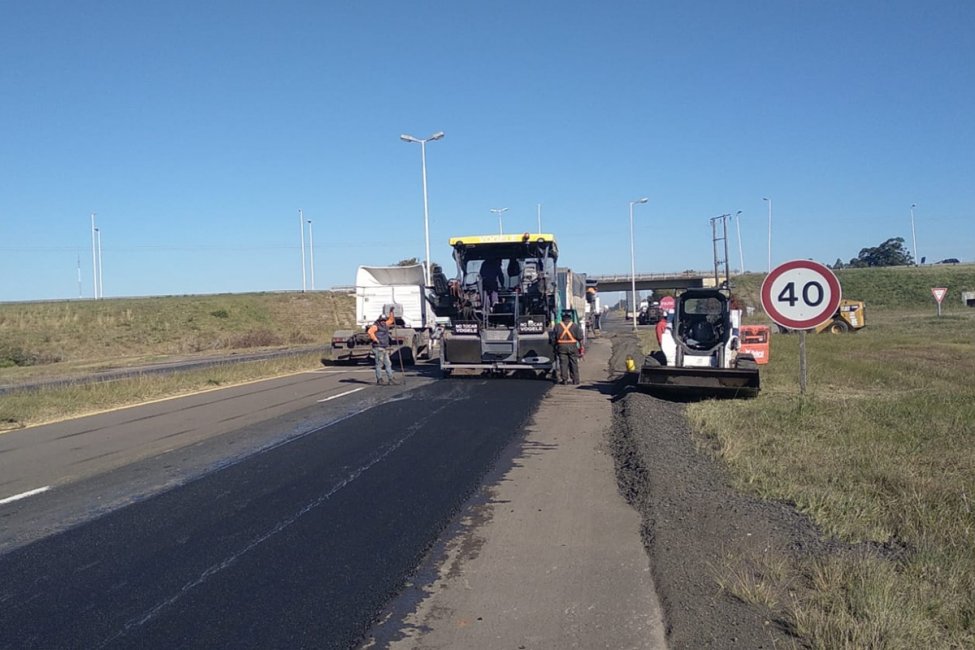 Vialidad avanza con los trabajos de mantenimiento de las rutas y pide circular con precaución
