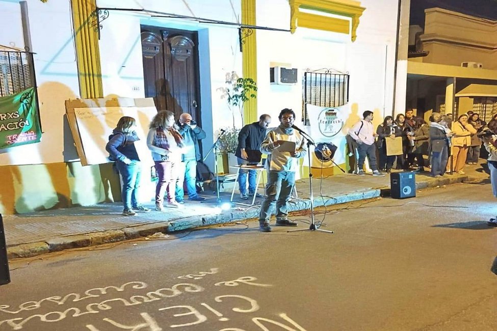 Comunidad educativa terciaria se movilizó a la dirección departamental en reclamo de la continuidad de carreras