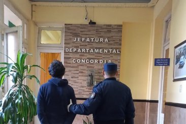 El hombre fue detenido por realizar exhibiciones en la vía publica El hombre fue detenido por realizar exhibiciones en la vía publica