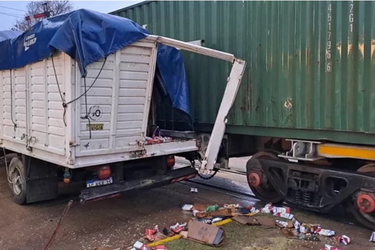 Un camión fue embestido por un tren que se dirigía hacia la ciudad de Concordia