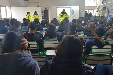 Estudiantes en la charlas sobre transito. Estudiantes en la charlas sobre transito.