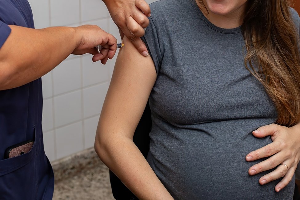 Salud insiste con la importancia de que las embarazadas se vacunen contra el Virus Sincicial Respiratorio