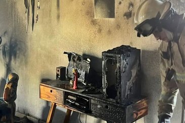 El fuego se esparció por todos los ambientes del departamento. El fuego se esparció por todos los ambientes del departamento.