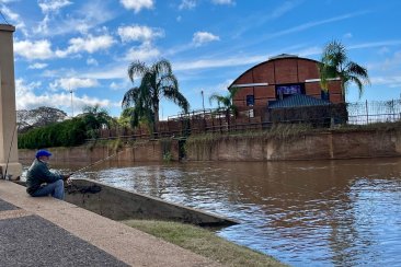 El río continúa avanzando sobre la Costanera de Concordia. El río continúa avanzando sobre la Costanera de Concordia.