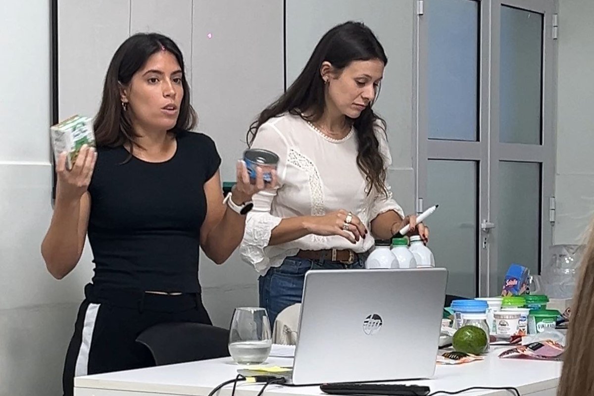 Licenciadas en Nutrición Camila Ayala y Paz Rivas Licenciadas en Nutrición Camila Ayala y Paz Rivas