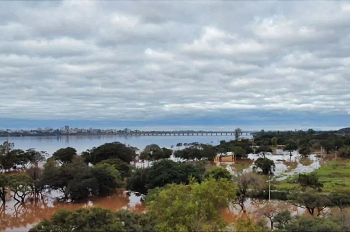 El río Uruguay avanza sobre Paso de los Libres El río Uruguay avanza sobre Paso de los Libres