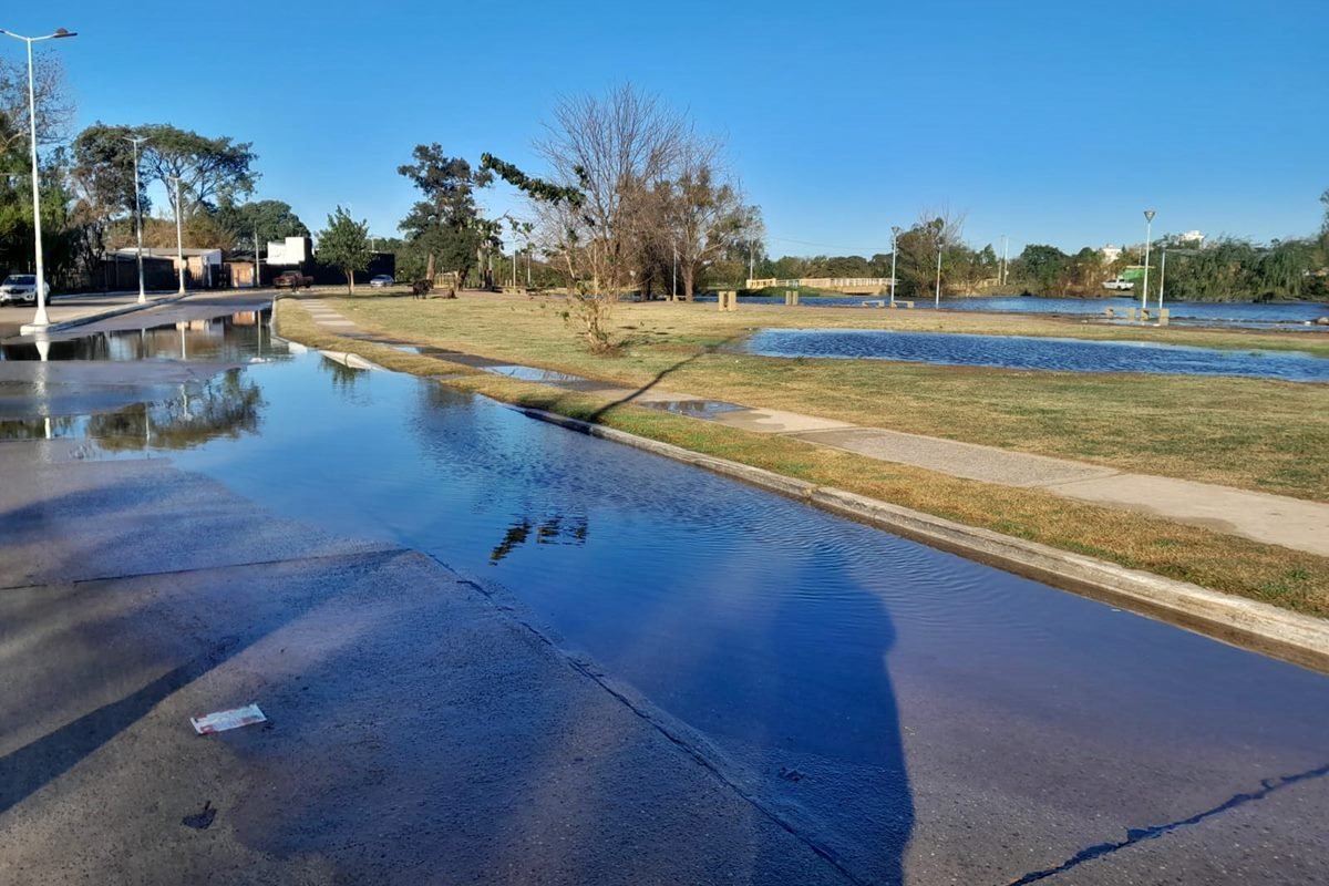 El agua sobre es asfalto de la avenida Maipú. El agua sobre es asfalto de la avenida Maipú.