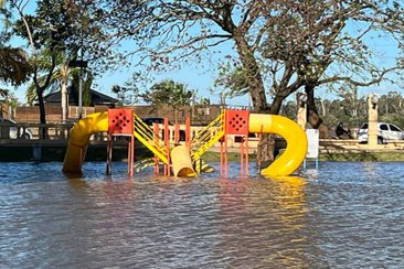 La tendencia del río aguas debajo de la represa sigue siendo ascendente. La tendencia del río aguas debajo de la represa sigue siendo ascendente.