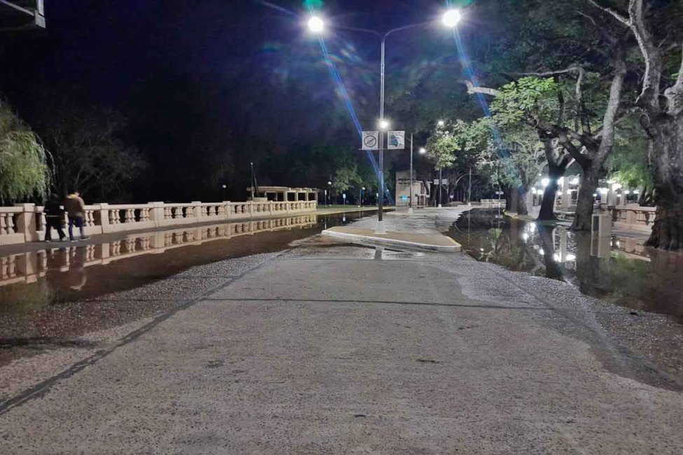 En Concordia ya comenzaron las evacuaciones y traslados por el avance del río Uruguay