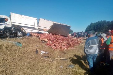 Las personas terminaron llevándose la carne que quedó en la banquina Las personas terminaron llevándose la carne que quedó en la banquina