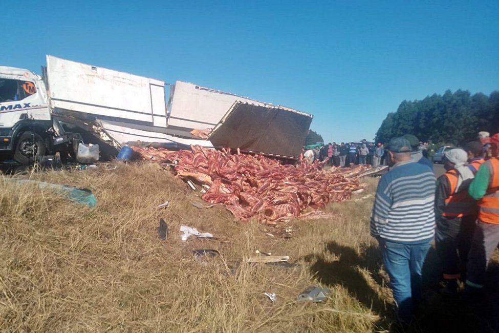 El vuelco del camión con carne generó una concentración de gente que terminó llevándose la mercadería