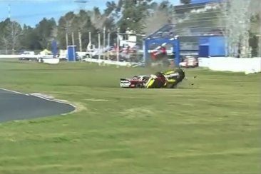 El siniestro ocurrió en el autódromo Roberto Mouras de La Plata. El siniestro ocurrió en el autódromo Roberto Mouras de La Plata.
