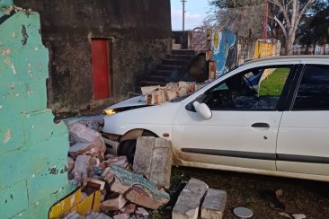El auto tiró abajo parte del muro del club Libertad. El auto tiró abajo parte del muro del club Libertad.