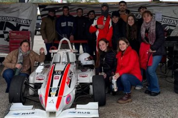 Felipe rodeado de sus familiares y amigos en el Autódromo local. Felipe rodeado de sus familiares y amigos en el Autódromo local.