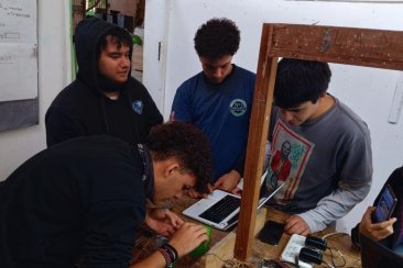 Trabaja con un sensor que capta la señal a una distancia de 50 metros. Trabaja con un sensor que capta la señal a una distancia de 50 metros.
