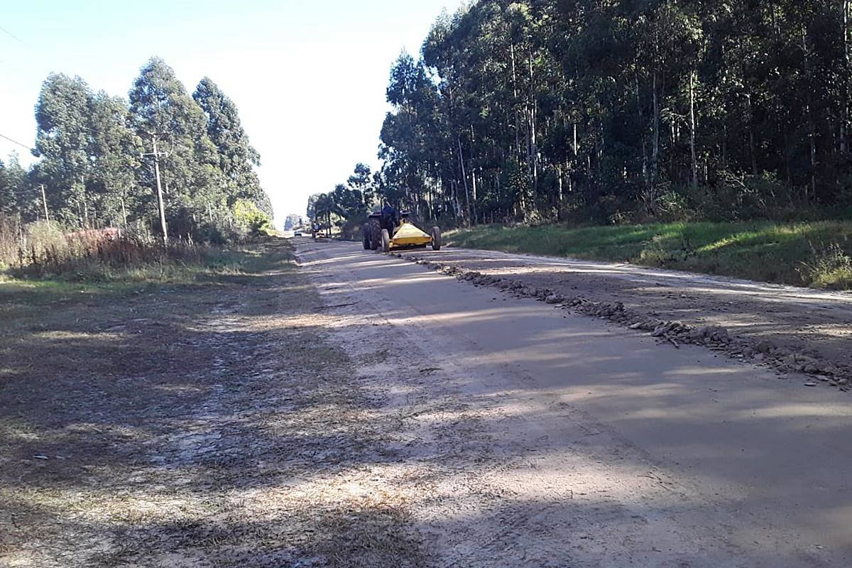 Maquinaria de Estancia Grande arreglando caminos rurales de la zona. Maquinaria de Estancia Grande arreglando caminos rurales de la zona.