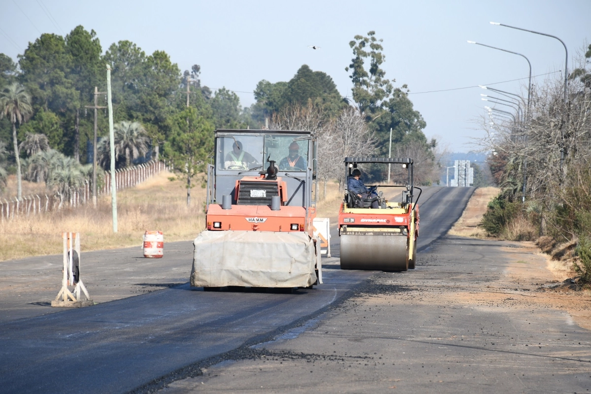 Las máquinas realizan el reencarpetado de la ruta. Las máquinas realizan el reencarpetado de la ruta.