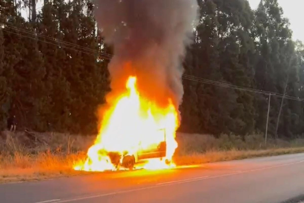 El auto prendido fuego sobre la ruta. El auto prendido fuego sobre la ruta.