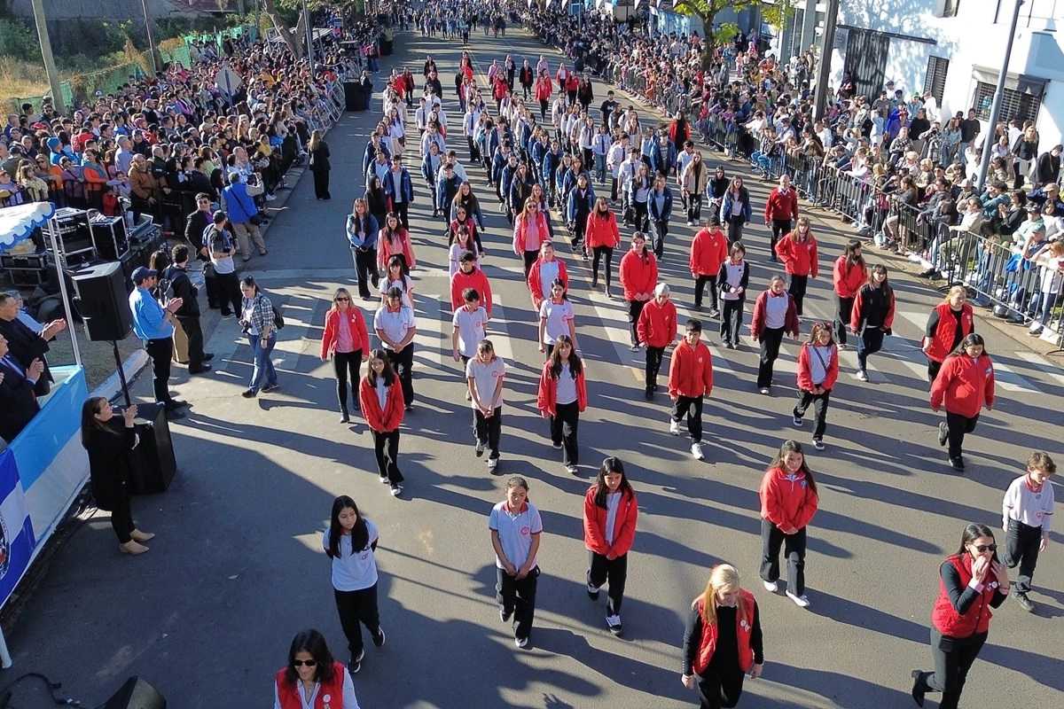 El desfile se realizó sobre la avenida Eva Perón El desfile se realizó sobre la avenida Eva Perón