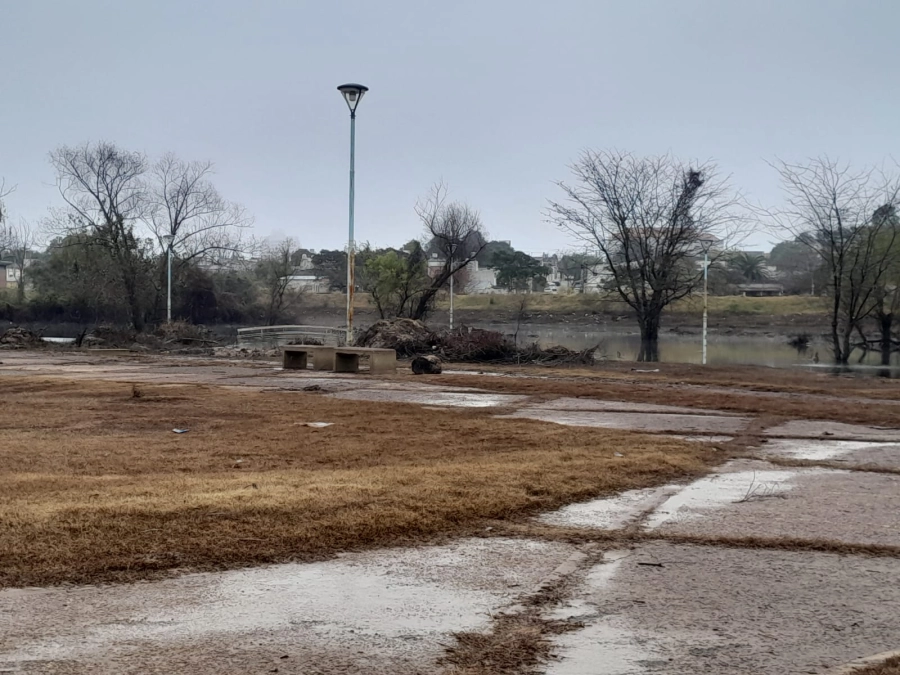 El agua comienza a retirarse de la Costanera