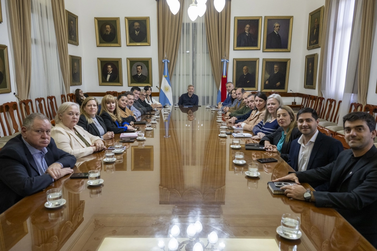 El gobernador se reunió con diputados y senadores. El gobernador se reunió con diputados y senadores.