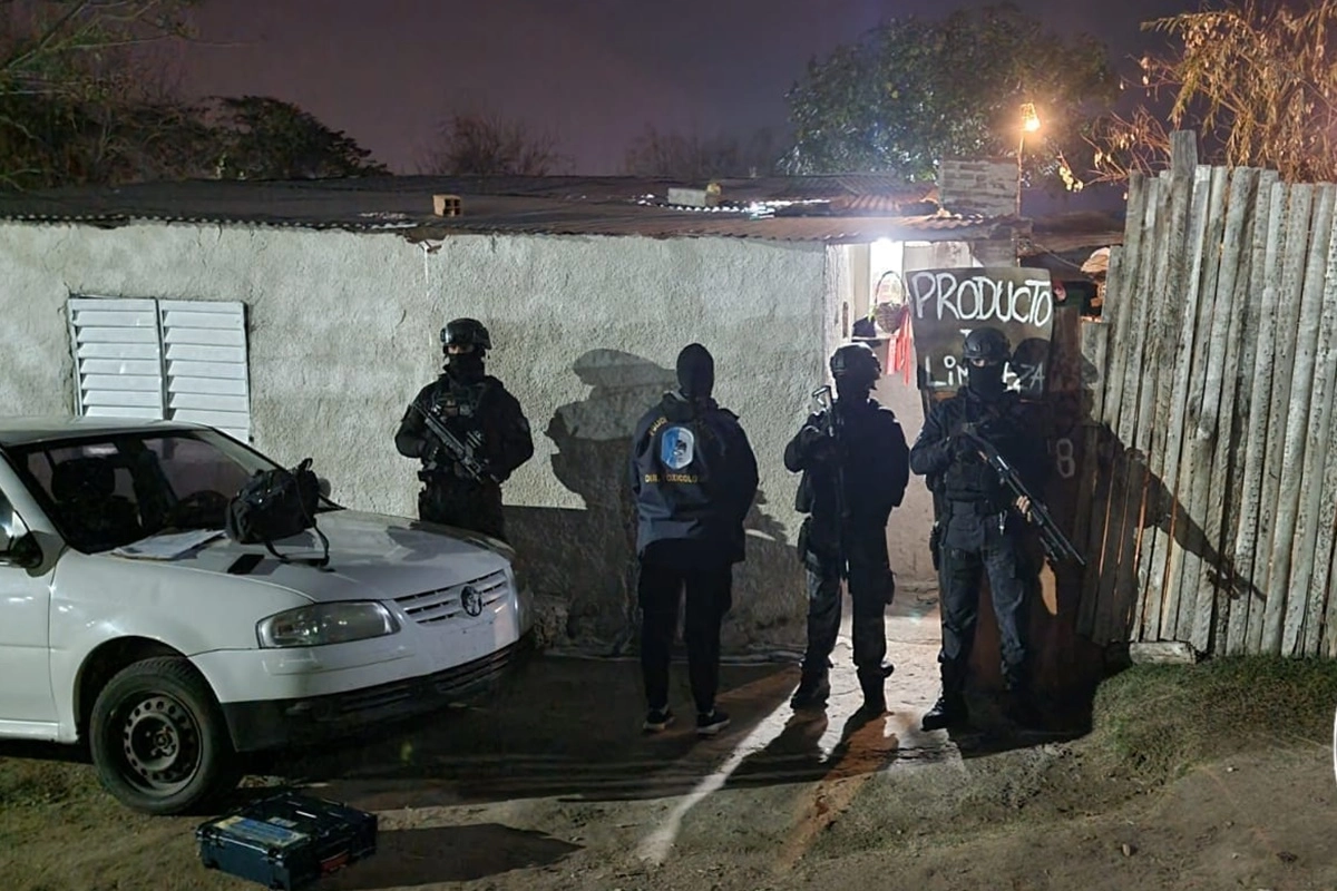 Dentro de los detenidos hay dos hombres y dos mujeres. Dentro de los detenidos hay dos hombres y dos mujeres.