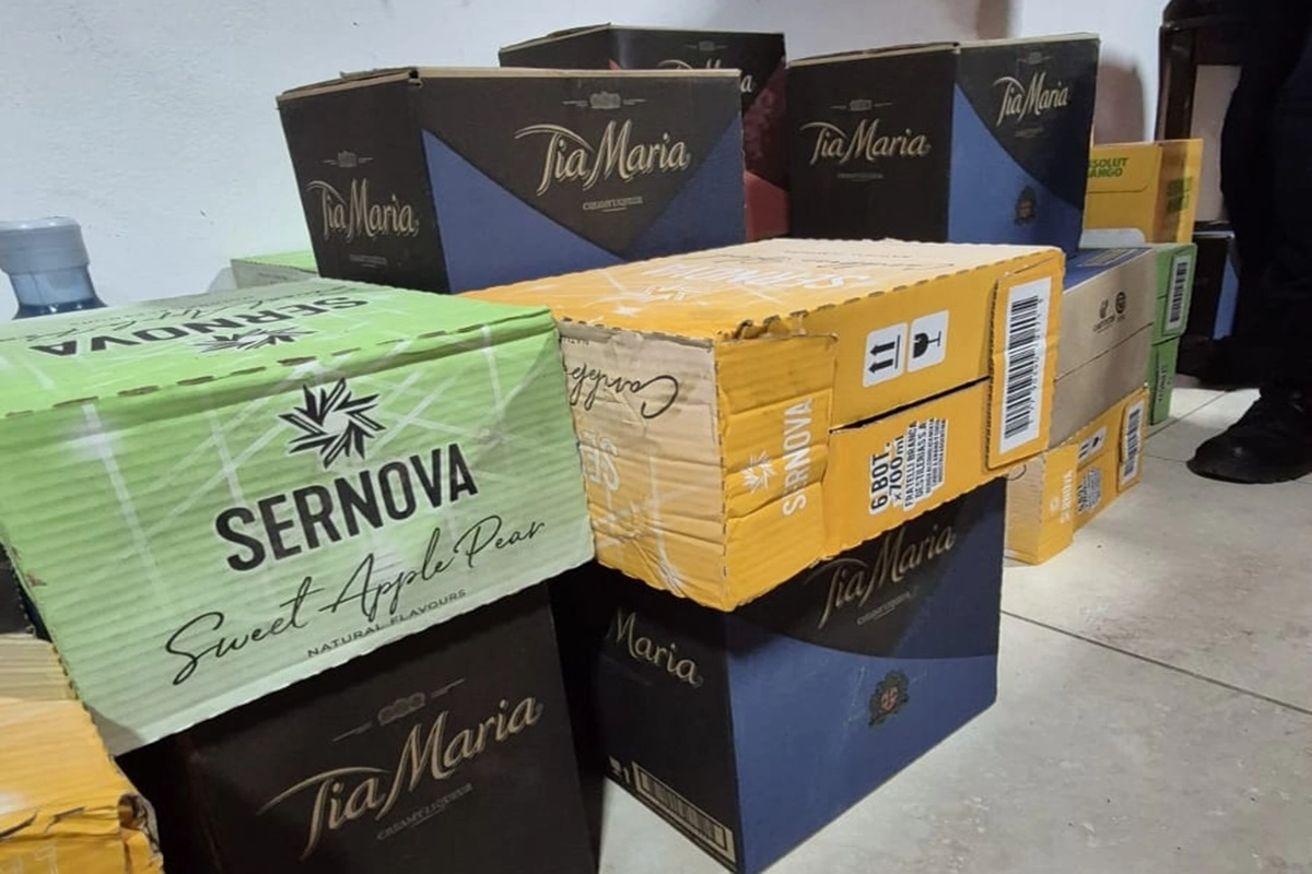 También se incautaron drogas, dinero, teléfonos, bebidas, entre otras cosas. También se incautaron drogas, dinero, teléfonos, bebidas, entre otras cosas.