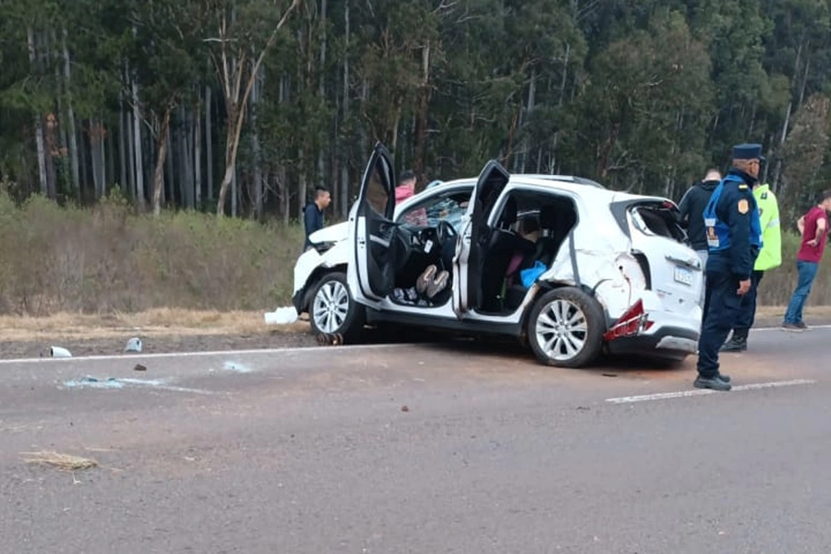 El vehículo perdió el control y volcó sobre el cantero central. El vehículo perdió el control y volcó sobre el cantero central.