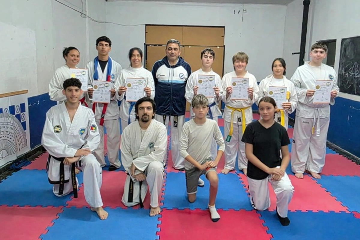 La Escuela de Taekwondo del Club Ferro evaluó a sus alumnos. La Escuela de Taekwondo del Club Ferro evaluó a sus alumnos.