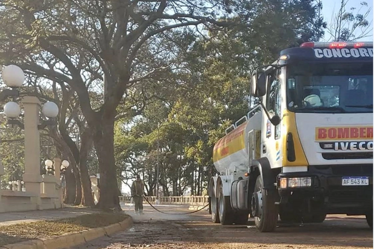 Bomberos efectúan la limpieza en la costanera tras la bajante del río. Bomberos efectúan la limpieza en la costanera tras la bajante del río.