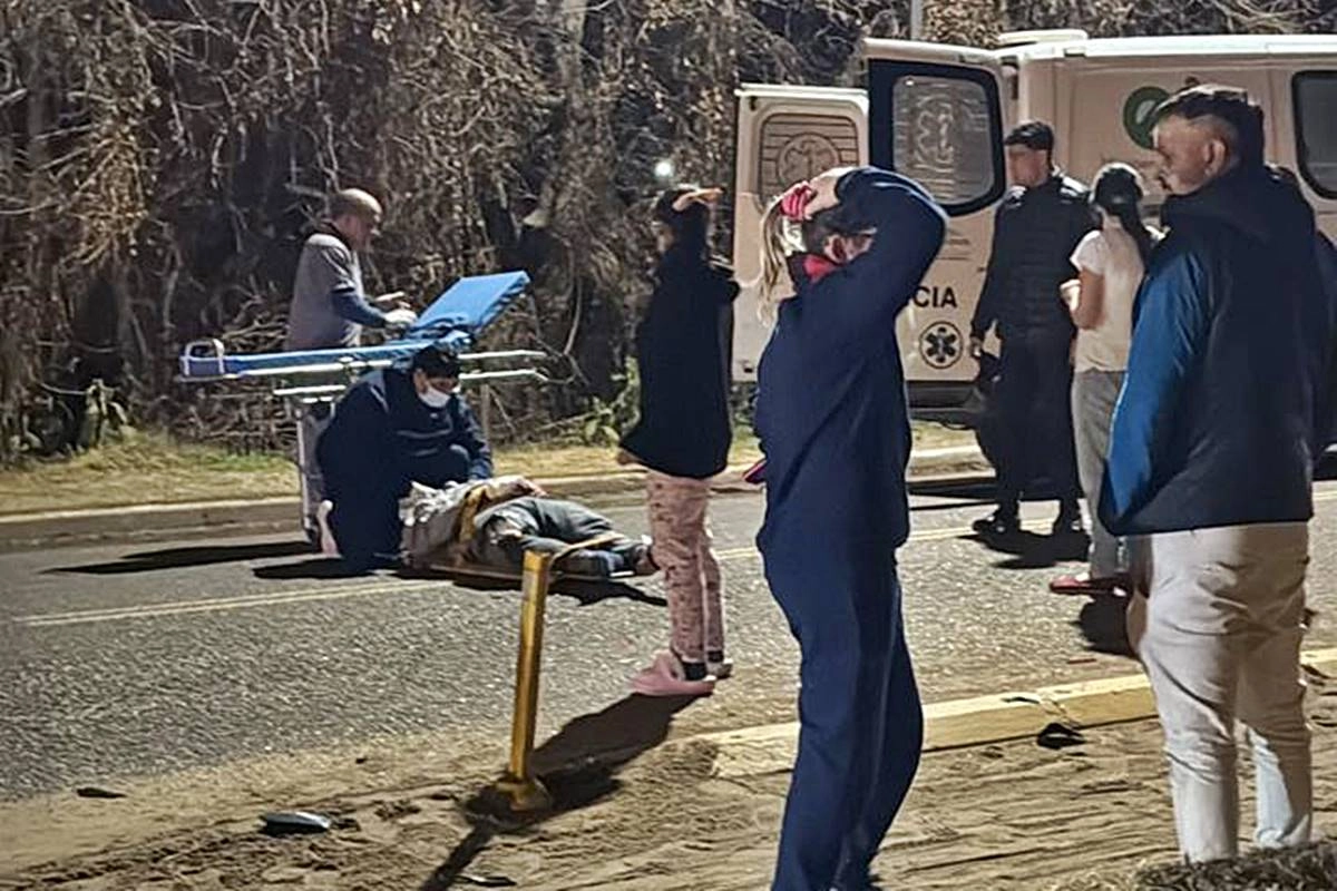 Los vecinos asistieron al joven lesionado. Los vecinos asistieron al joven lesionado.