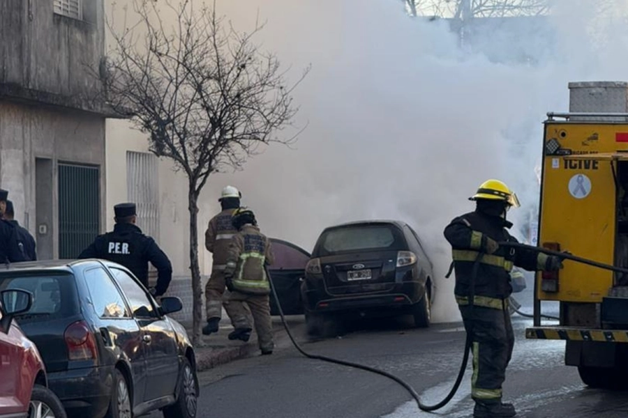 Momento donde bomberos actúan sobre el rodado afectado.