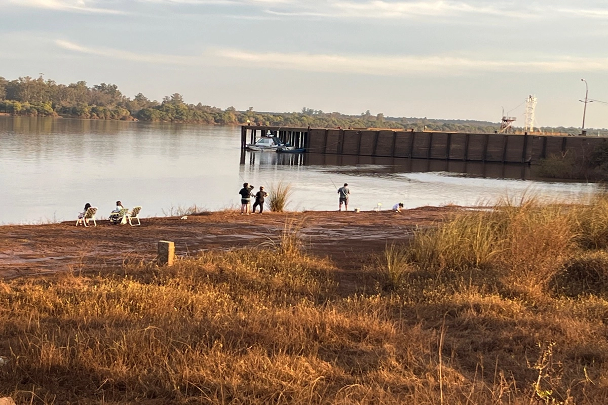 Aguas abajo el río Uruguay continúa su descenso. Aguas abajo el río Uruguay continúa su descenso.
