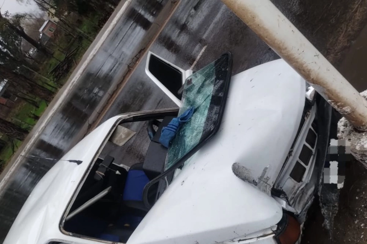La conductora perdió el control de su vehículo. La conductora perdió el control de su vehículo.
