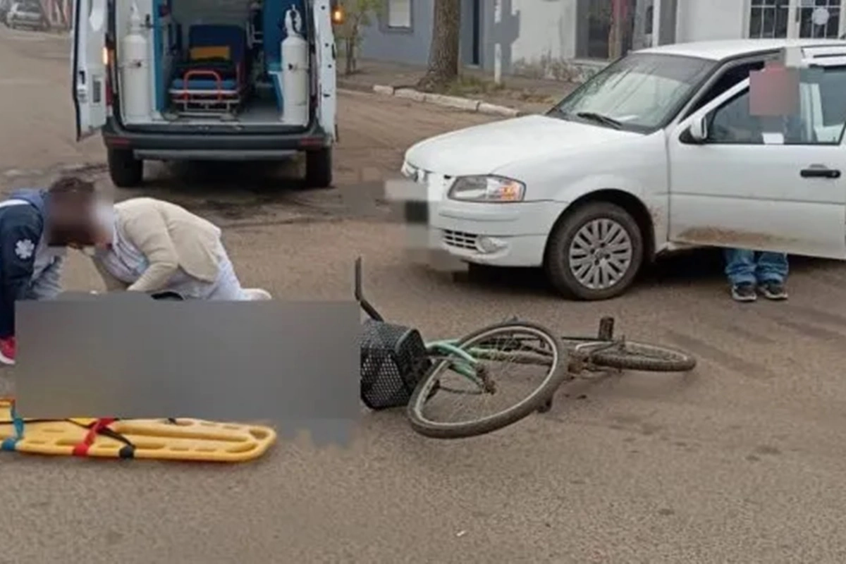 La ciclista debió ser atentida por personal médico. La ciclista debió ser atentida por personal médico.