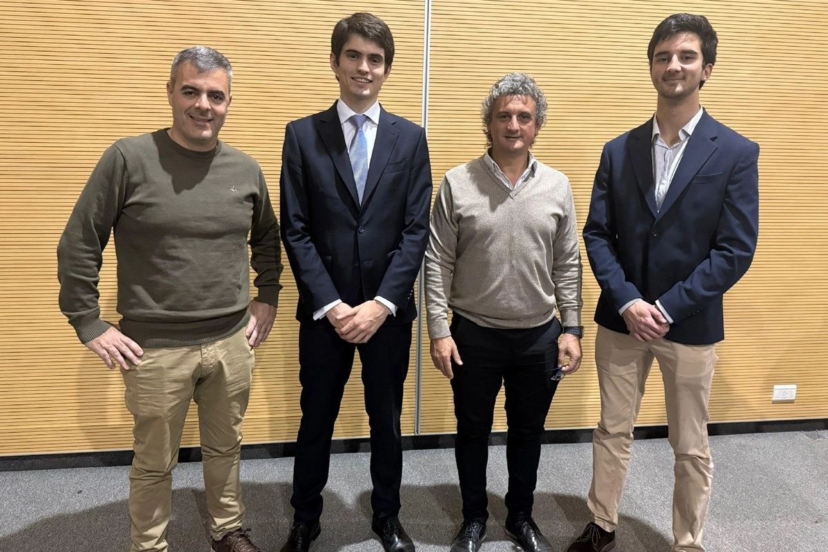 Autoridades de Federación junto a directivos de la empresa aérea Autoridades de Federación junto a directivos de la empresa aérea