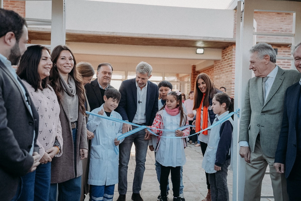 También recorrió las obras de viviendas y visitó el Club Ferro. También recorrió las obras de viviendas y visitó el Club Ferro.