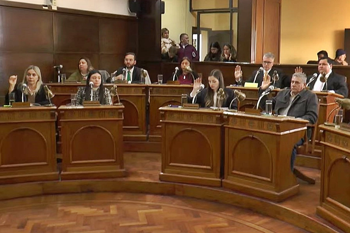 Los concejales de Juntos y LLA votando a favor de la ordenanza Los concejales de Juntos y LLA votando a favor de la ordenanza