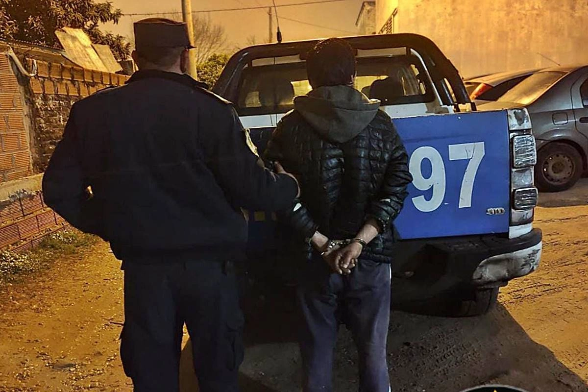 El sujeto fue atrapado por los vecinos tras robas en una casa. El sujeto fue atrapado por los vecinos tras robas en una casa.