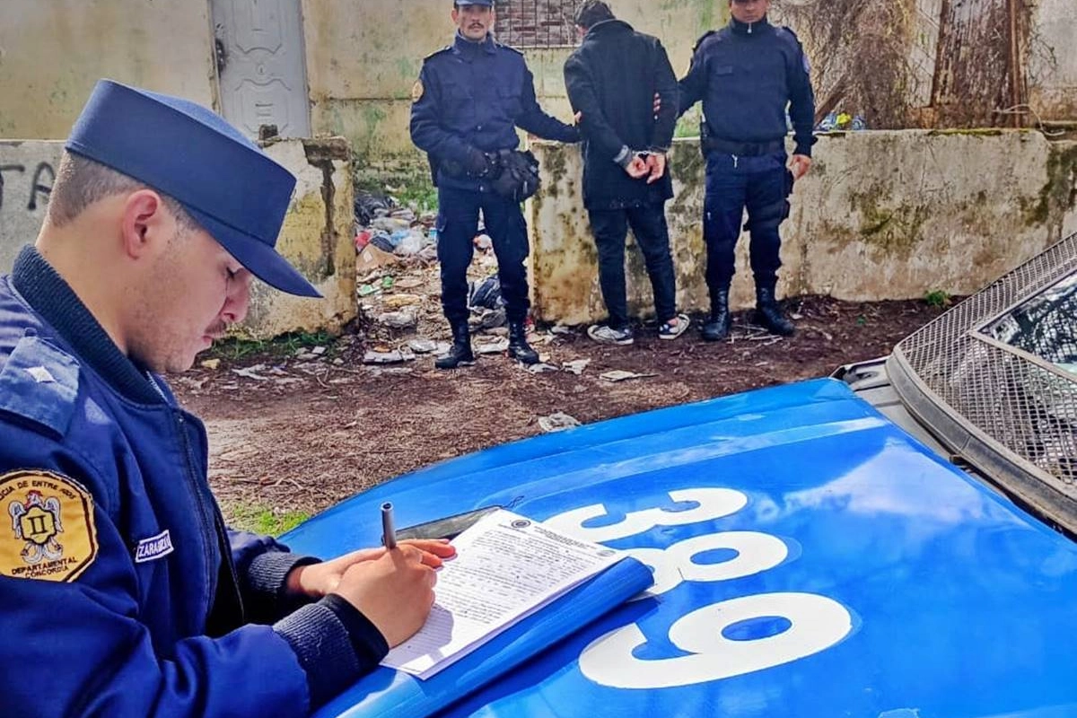 El exhibicionista terminó detenido. El exhibicionista terminó detenido.