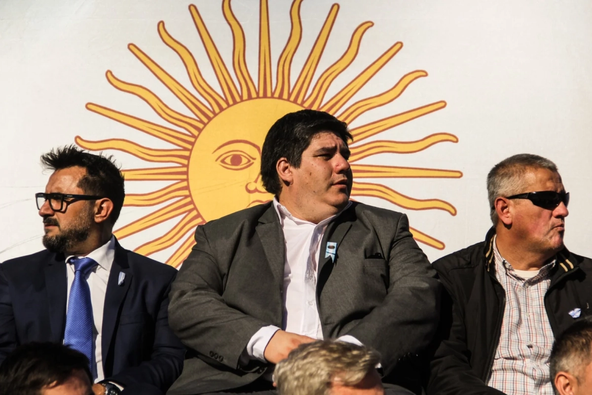 Un funcionario fue criticado por imitar a una persona. Un funcionario fue criticado por imitar a una persona.