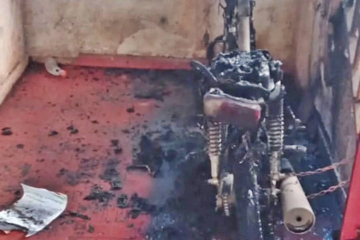 La moto fue consumida por las llamas. La moto fue consumida por las llamas.